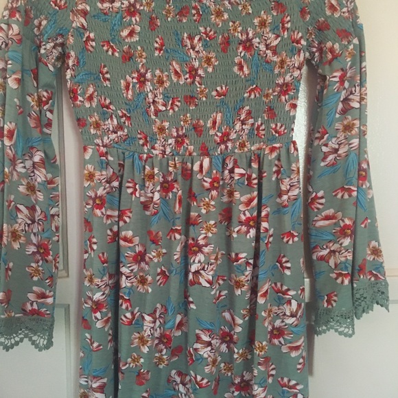 Beautiful off the shoulder floral dress - Picture 2 of 3